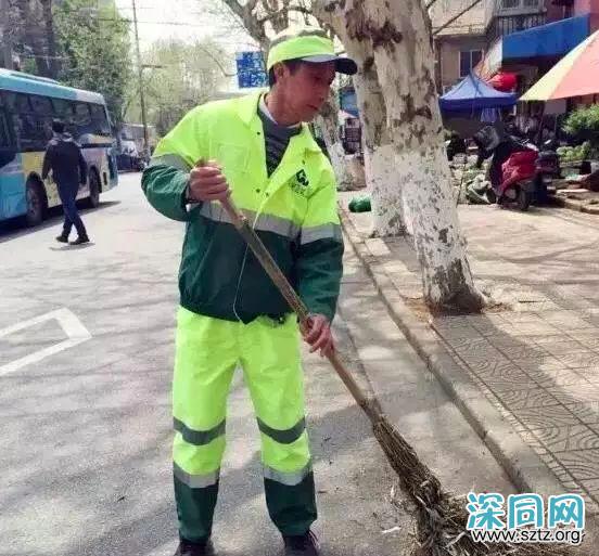 55岁的环卫工人脱下衣服,完美的身材足以让年轻人羞愧的低头 55岁的环卫工人脱下衣服,完美的身材足以让年轻人羞愧的低头
