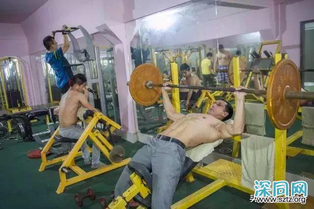 55岁的环卫工人脱下衣服,完美的身材足以让年轻人羞愧的低头 55岁的环卫工人脱下衣服,完美的身材足以让年轻人羞愧的低头