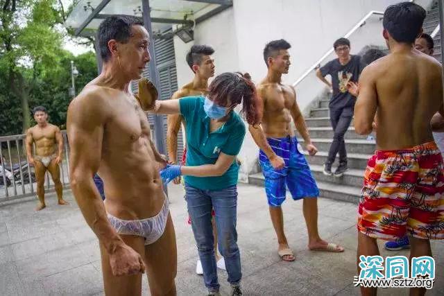 55岁的环卫工人脱下衣服,完美的身材足以让年轻人羞愧的低头 55岁的环卫工人脱下衣服,完美的身材足以让年轻人羞愧的低头