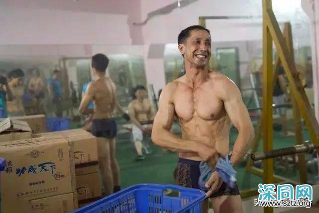 55岁的环卫工人脱下衣服,完美的身材足以让年轻人羞愧的低头 55岁的环卫工人脱下衣服,完美的身材足以让年轻人羞愧的低头