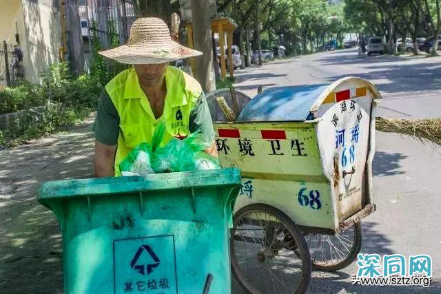 55岁的环卫工人脱下衣服,完美的身材足以让年轻人羞愧的低头 55岁的环卫工人脱下衣服,完美的身材足以让年轻人羞愧的低头