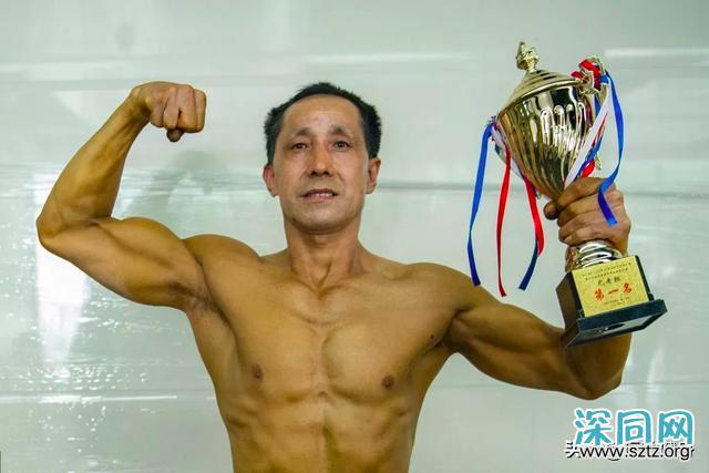 55岁的环卫工人脱下衣服,完美的身材足以让年轻人羞愧的低头 55岁的环卫工人脱下衣服,完美的身材足以让年轻人羞愧的低头