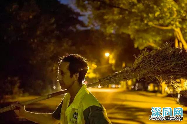 55岁的环卫工人脱下衣服,完美的身材足以让年轻人羞愧的低头 55岁的环卫工人脱下衣服,完美的身材足以让年轻人羞愧的低头