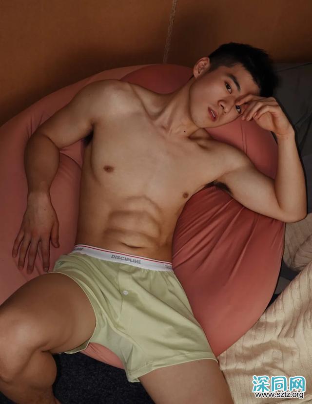 阳光大狼狗秀清晰的六块腹肌,,皮肤干净健康 阳光大狼狗秀清晰的六块腹肌,,皮肤干净健康