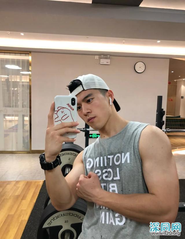 阳光大狼狗秀清晰的六块腹肌,,皮肤干净健康 阳光大狼狗秀清晰的六块腹肌,,皮肤干净健康