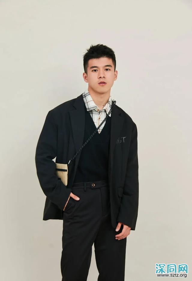 阳光大狼狗秀清晰的六块腹肌,,皮肤干净健康 阳光大狼狗秀清晰的六块腹肌,,皮肤干净健康