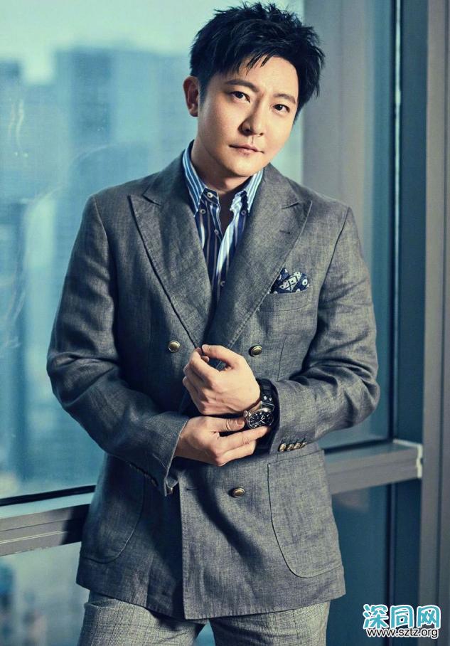 “苏明成”割了眼袋像整容,一身灰西装帅成男神范,前后判若两人 “苏明成”割了眼袋像整容,一身灰西装帅成男神范,前后判若两人