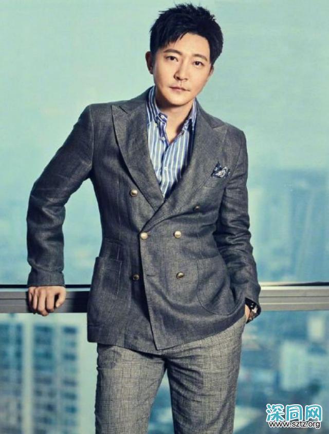 “苏明成”割了眼袋像整容,一身灰西装帅成男神范,前后判若两人 “苏明成”割了眼袋像整容,一身灰西装帅成男神范,前后判若两人