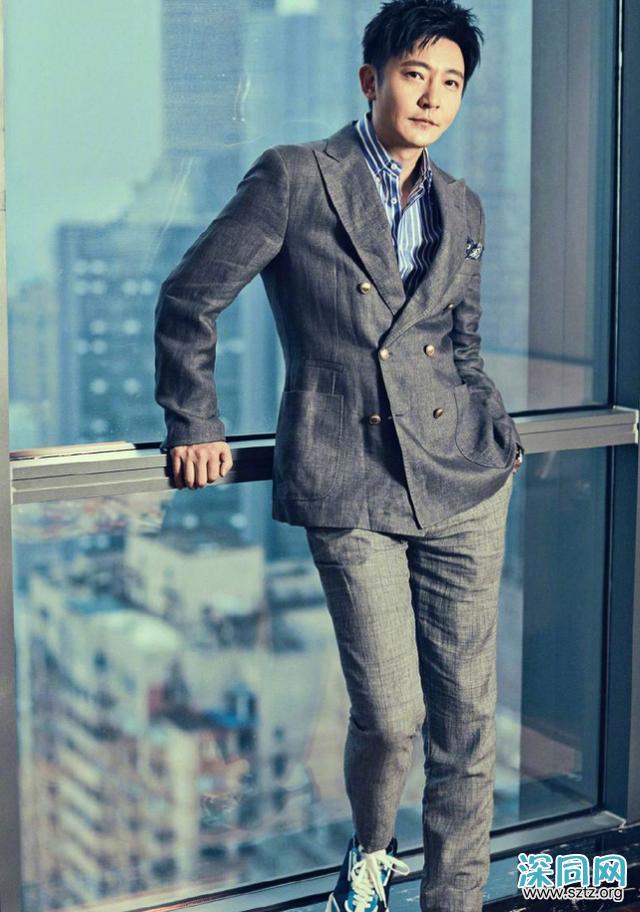 “苏明成”割了眼袋像整容,一身灰西装帅成男神范,前后判若两人 “苏明成”割了眼袋像整容,一身灰西装帅成男神范,前后判若两人