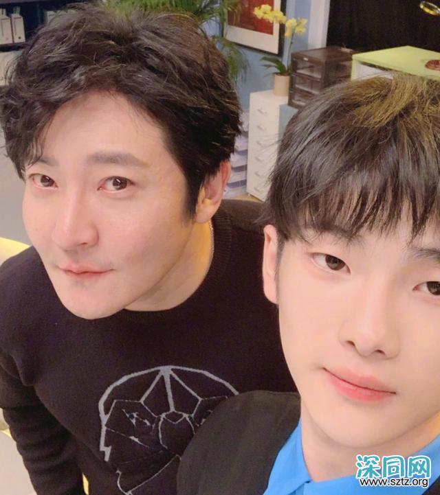 “苏明成”割了眼袋像整容,一身灰西装帅成男神范,前后判若两人 “苏明成”割了眼袋像整容,一身灰西装帅成男神范,前后判若两人