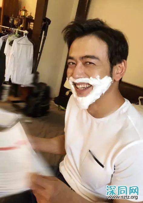 难怪杨烁一直留胡子,看到18岁无胡子照,原来怕帅到大家 难怪杨烁一直留胡子,看到18岁无胡子照,原来怕帅到大家