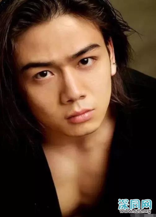 难怪杨烁一直留胡子,看到18岁无胡子照,原来怕帅到大家 难怪杨烁一直留胡子,看到18岁无胡子照,原来怕帅到大家