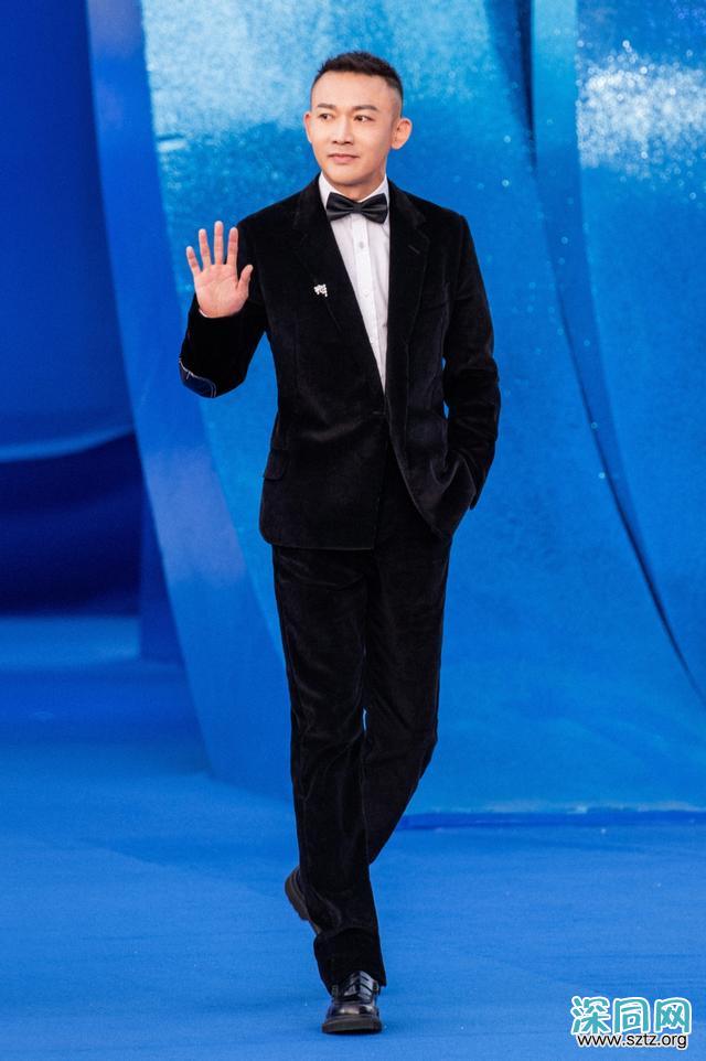 《延禧攻略》中的“大猪蹄子”聂远,在生活中穿西装的他更有魅力 《延禧攻略》中的“大猪蹄子”聂远,在生活中穿西装的他更有魅力