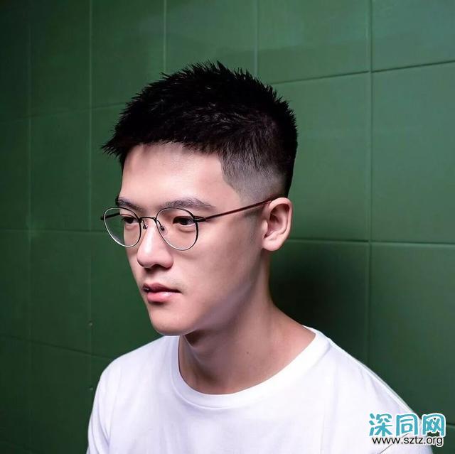 戴眼镜男生发型,2020年流行款有你想要的吗? 戴眼镜男生发型,2020年流行款有你想要的吗?