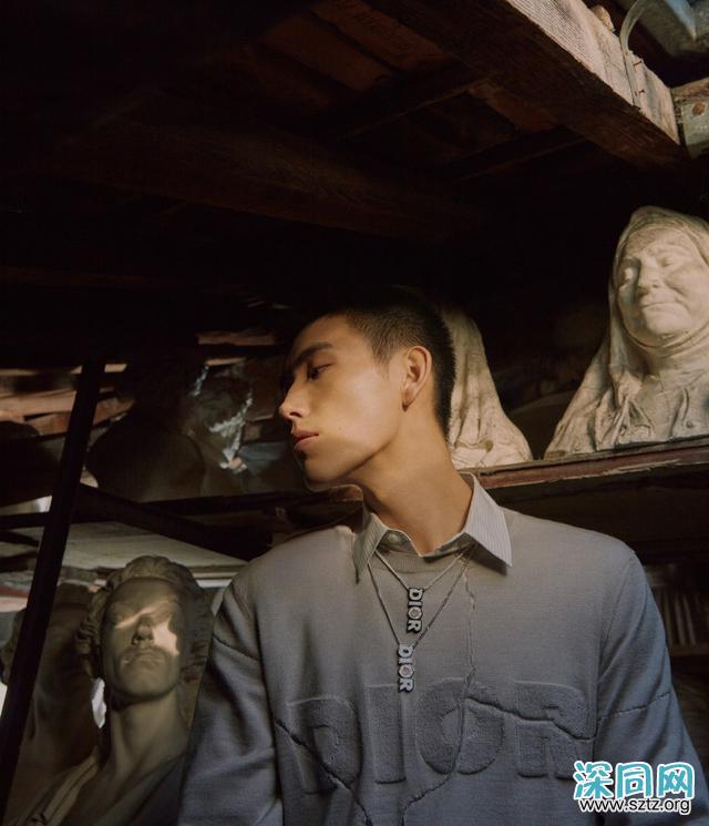 他未出道就备受瞩目,今穿连帽工装套装出镜,寸头更显帅气 他未出道就备受瞩目,今穿连帽工装套装出镜,寸头更显帅气
