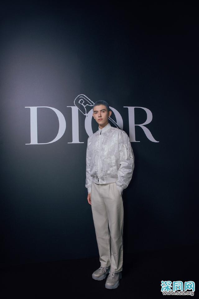 他未出道就备受瞩目,今穿连帽工装套装出镜,寸头更显帅气 他未出道就备受瞩目,今穿连帽工装套装出镜,寸头更显帅气