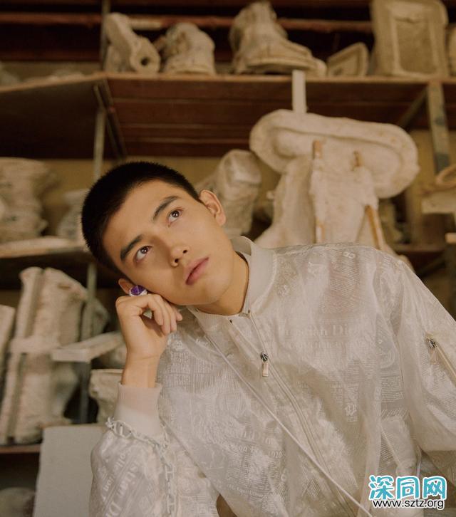 他未出道就备受瞩目,今穿连帽工装套装出镜,寸头更显帅气 他未出道就备受瞩目,今穿连帽工装套装出镜,寸头更显帅气