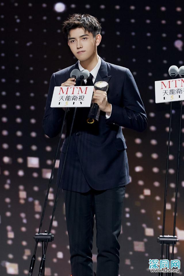 他未出道就备受瞩目,今穿连帽工装套装出镜,寸头更显帅气 他未出道就备受瞩目,今穿连帽工装套装出镜,寸头更显帅气