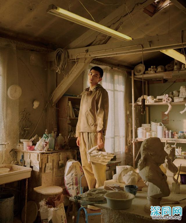 他未出道就备受瞩目,今穿连帽工装套装出镜,寸头更显帅气 他未出道就备受瞩目,今穿连帽工装套装出镜,寸头更显帅气