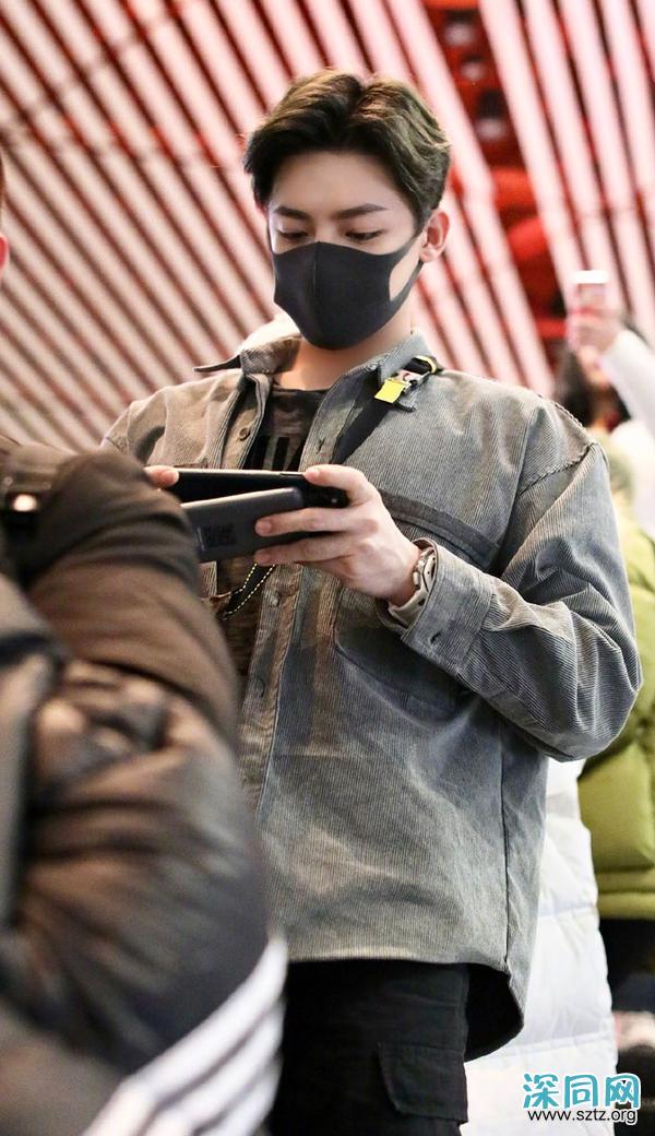 侯明昊一身休闲风酷劲十足,踩运动鞋难掩少年感 侯明昊一身休闲风酷劲十足,踩运动鞋难掩少年感