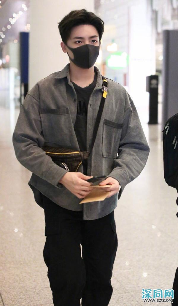 侯明昊一身休闲风酷劲十足,踩运动鞋难掩少年感 侯明昊一身休闲风酷劲十足,踩运动鞋难掩少年感