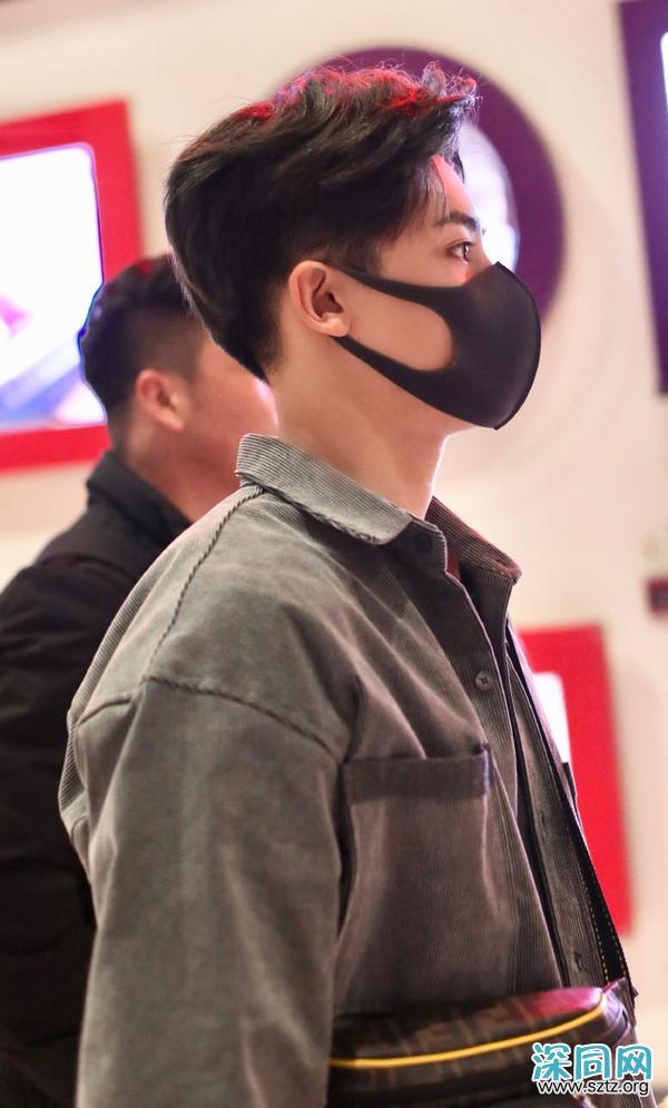 侯明昊一身休闲风酷劲十足,踩运动鞋难掩少年感 侯明昊一身休闲风酷劲十足,踩运动鞋难掩少年感