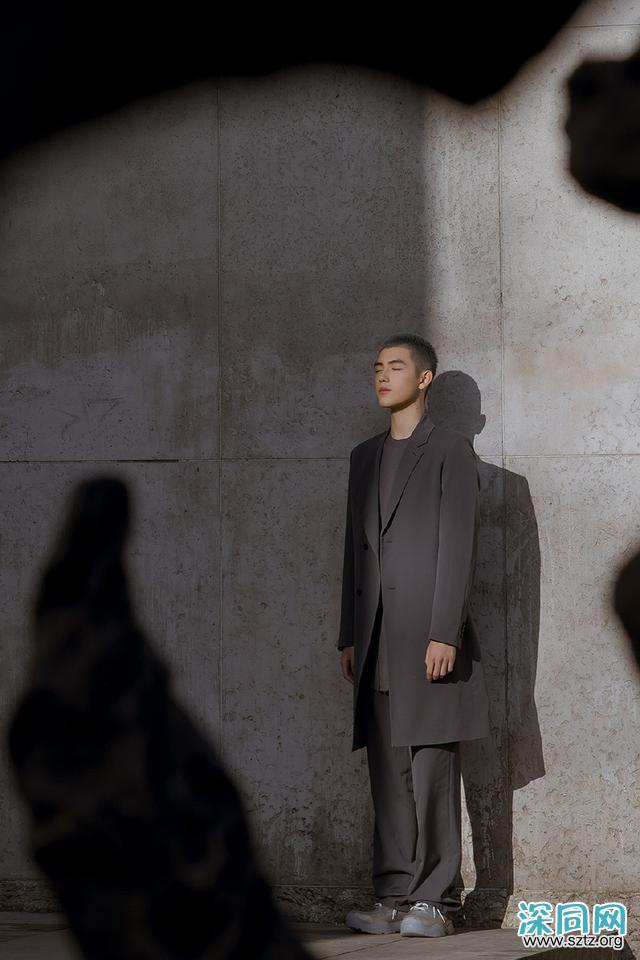 他未出道就备受瞩目,今穿连帽工装套装出镜,寸头更显帅气 他未出道就备受瞩目,今穿连帽工装套装出镜,寸头更显帅气