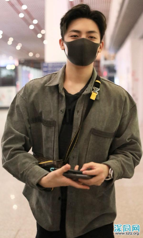 侯明昊一身休闲风酷劲十足,踩运动鞋难掩少年感 侯明昊一身休闲风酷劲十足,踩运动鞋难掩少年感