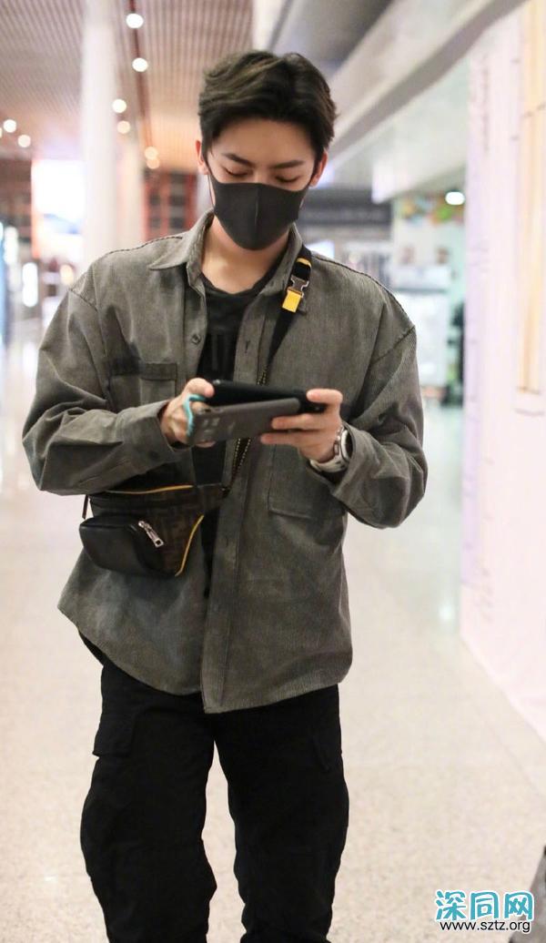 侯明昊一身休闲风酷劲十足,踩运动鞋难掩少年感 侯明昊一身休闲风酷劲十足,踩运动鞋难掩少年感