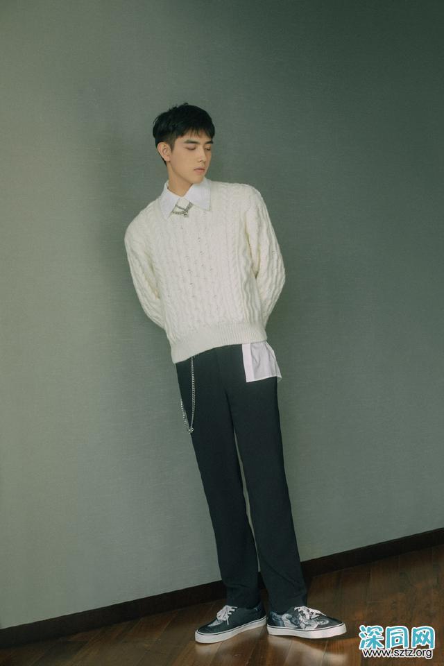 他未出道就备受瞩目,今穿连帽工装套装出镜,寸头更显帅气 他未出道就备受瞩目,今穿连帽工装套装出镜,寸头更显帅气