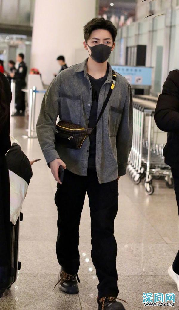 侯明昊一身休闲风酷劲十足,踩运动鞋难掩少年感 侯明昊一身休闲风酷劲十足,踩运动鞋难掩少年感