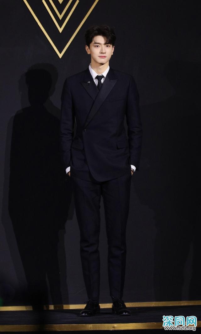 他因《小时光》迅速走红,今穿蓝色卫衣自拍,照镜子呆萌又可爱 他因《小时光》迅速走红,今穿蓝色卫衣自拍,照镜子呆萌又可爱