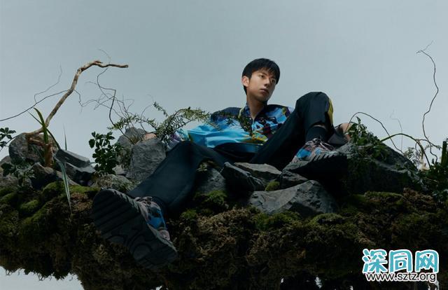 他是最新版“道明寺”,身穿不规则风衣搭西装裤出镜,混搭时尚 他是最新版“道明寺”,身穿不规则风衣搭西装裤出镜,混搭时尚