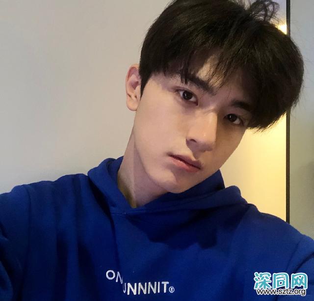 他因《小时光》迅速走红,今穿蓝色卫衣自拍,照镜子呆萌又可爱 他因《小时光》迅速走红,今穿蓝色卫衣自拍,照镜子呆萌又可爱