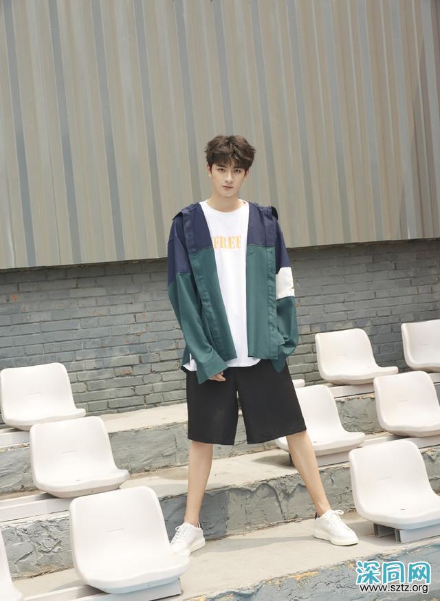 他因《小时光》迅速走红,今穿蓝色卫衣自拍,照镜子呆萌又可爱 他因《小时光》迅速走红,今穿蓝色卫衣自拍,照镜子呆萌又可爱