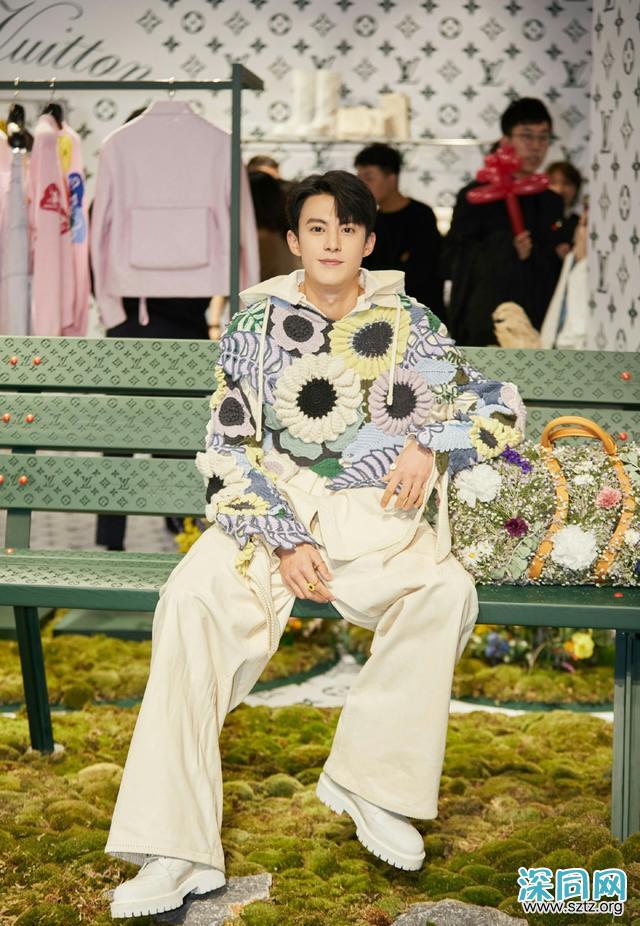 他是最新版“道明寺”,身穿不规则风衣搭西装裤出镜,混搭时尚 他是最新版“道明寺”,身穿不规则风衣搭西装裤出镜,混搭时尚