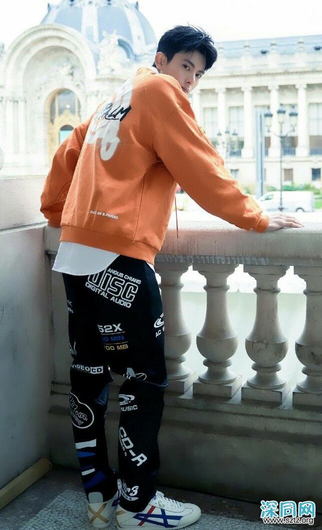 他是最新版“道明寺”,身穿不规则风衣搭西装裤出镜,混搭时尚 他是最新版“道明寺”,身穿不规则风衣搭西装裤出镜,混搭时尚