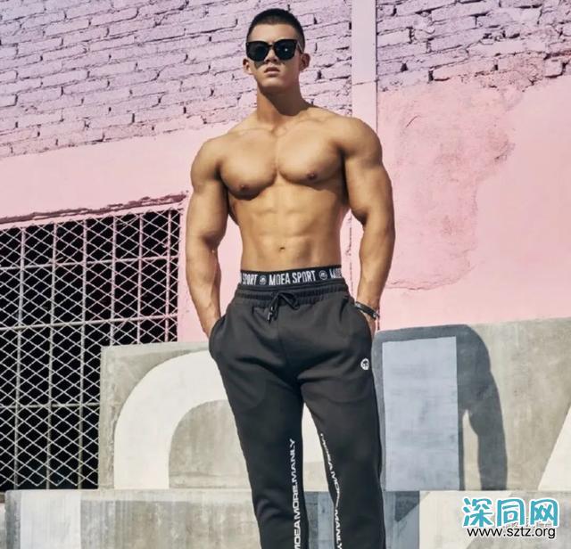 小鲜肉一口气50个俯卧撑,忍不住多看几眼 小鲜肉一口气50个俯卧撑,忍不住多看几眼