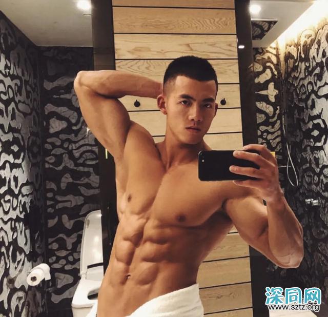 小鲜肉一口气50个俯卧撑,忍不住多看几眼 小鲜肉一口气50个俯卧撑,忍不住多看几眼