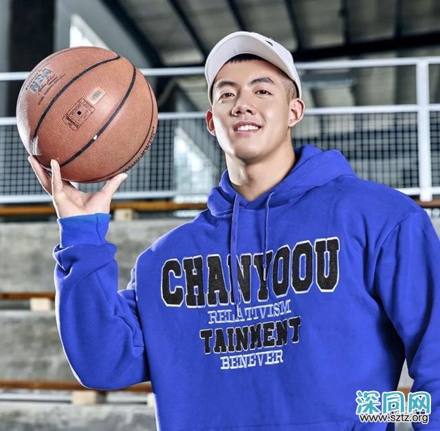 小鲜肉一口气50个俯卧撑,忍不住多看几眼 小鲜肉一口气50个俯卧撑,忍不住多看几眼