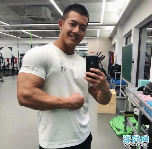 小鲜肉一口气50个俯卧撑,忍不住多看几眼 小鲜肉一口气50个俯卧撑,忍不住多看几眼