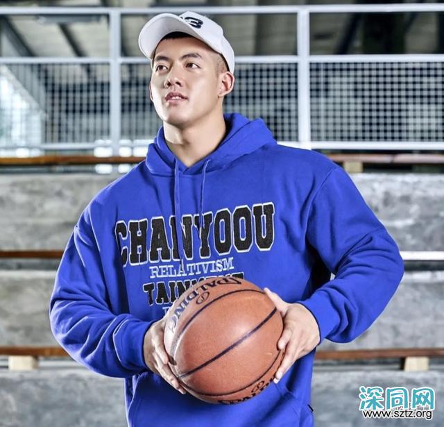 小鲜肉一口气50个俯卧撑,忍不住多看几眼 小鲜肉一口气50个俯卧撑,忍不住多看几眼