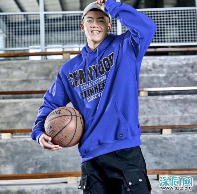 小鲜肉一口气50个俯卧撑,忍不住多看几眼 小鲜肉一口气50个俯卧撑,忍不住多看几眼