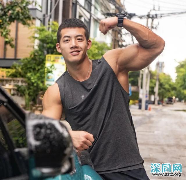 小鲜肉一口气50个俯卧撑,忍不住多看几眼 小鲜肉一口气50个俯卧撑,忍不住多看几眼