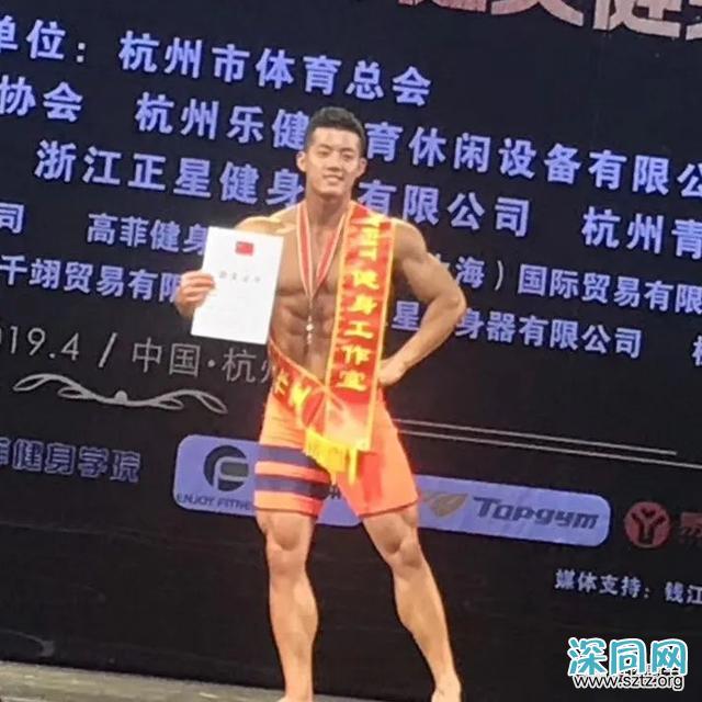 小鲜肉一口气50个俯卧撑,忍不住多看几眼 小鲜肉一口气50个俯卧撑,忍不住多看几眼