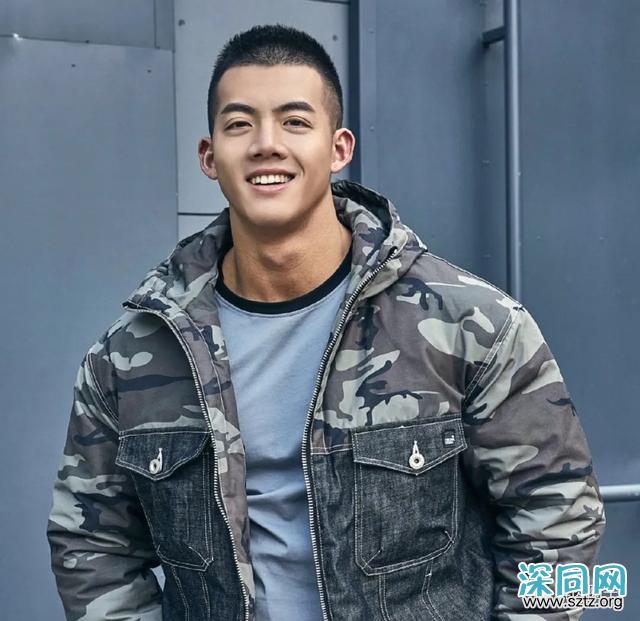 小鲜肉一口气50个俯卧撑,忍不住多看几眼 小鲜肉一口气50个俯卧撑,忍不住多看几眼