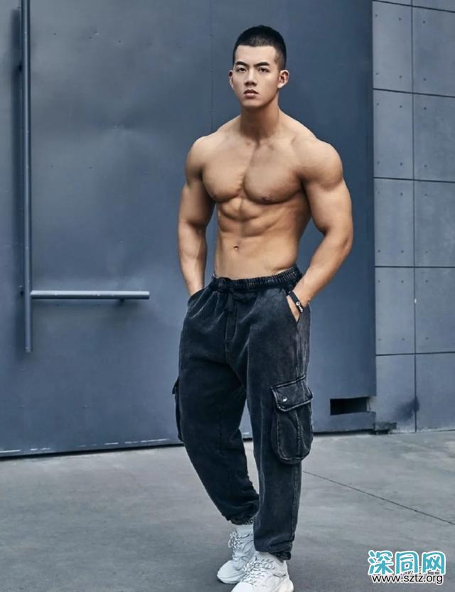 小鲜肉一口气50个俯卧撑,忍不住多看几眼 小鲜肉一口气50个俯卧撑,忍不住多看几眼