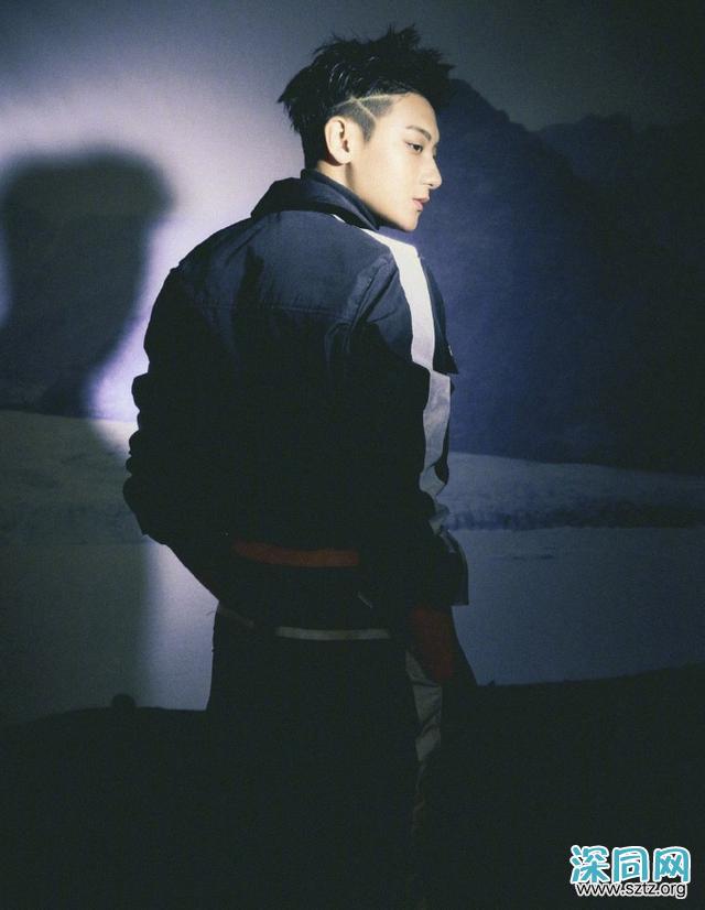 黄子韬“闪电头”发型霸气!搭配发光运动套装,前卫抢眼 黄子韬“闪电头”发型霸气!搭配发光运动套装,前卫抢眼