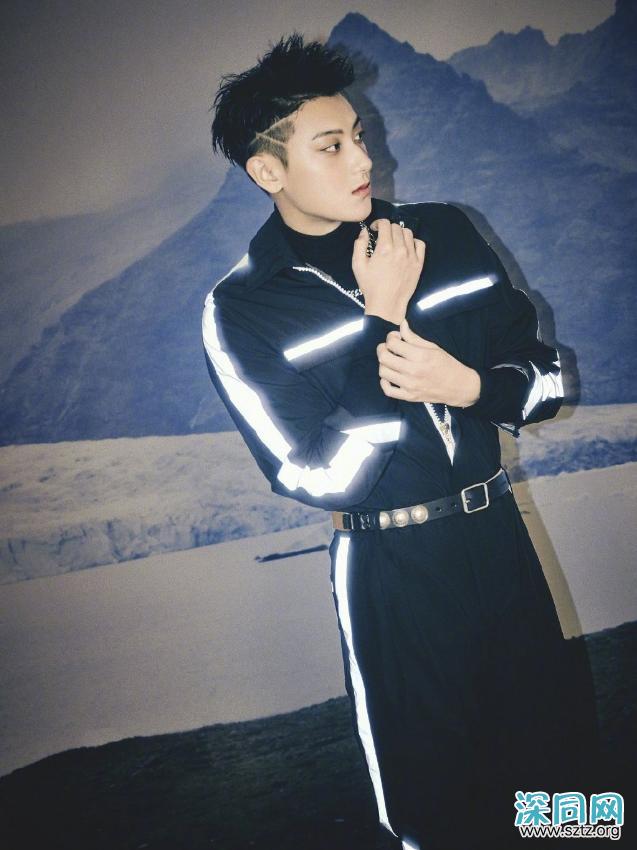 黄子韬“闪电头”发型霸气!搭配发光运动套装,前卫抢眼 黄子韬“闪电头”发型霸气!搭配发光运动套装,前卫抢眼