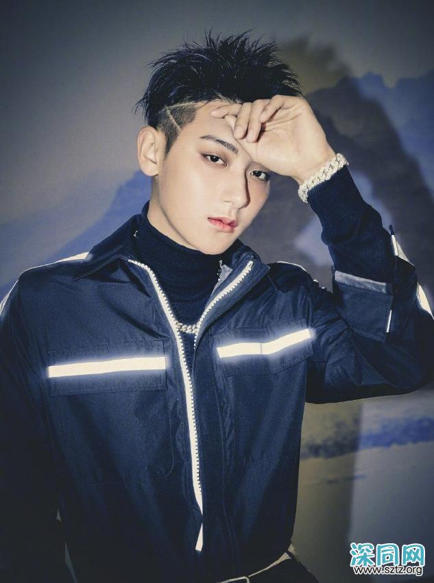 黄子韬“闪电头”发型霸气!搭配发光运动套装,前卫抢眼 黄子韬“闪电头”发型霸气!搭配发光运动套装,前卫抢眼